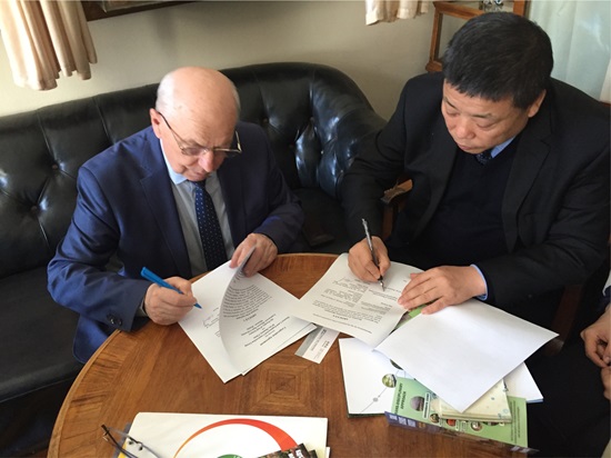 (10)集团党委书记、董事长韩霁昌与俄罗斯国立莫斯科大学土壤科学系系主任，，，，，，教授，，，，，，俄科学院通讯院士肖巴 谢尔盖 阿列克谢尔维奇签署相助协议.jpg